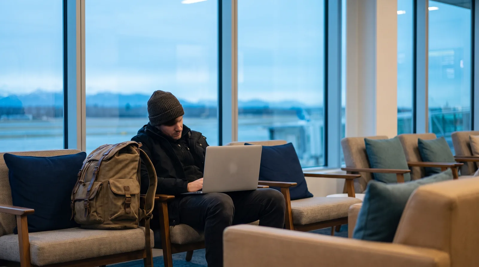 Voyageur en attente dans un aéroport, connexion au réseau ouvert