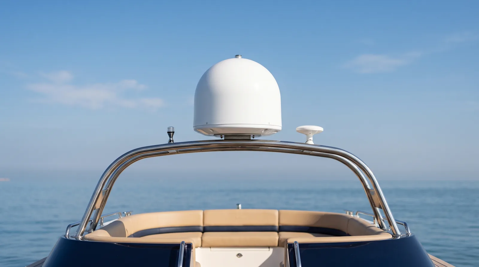 Dôme d'antenne satellite installé à l'arrière d'un bateau